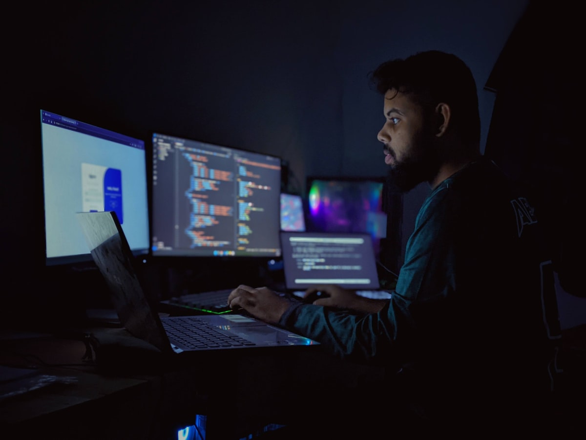 Flere skjermer, flere oppgaver — og en hjerne som prøver å holde følge. Foto: Abu Saeid / Unsplash