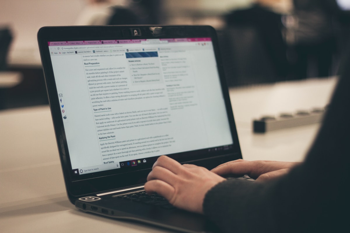 Dypt arbeid krever uavbrutt konsentrasjon — og bevisste valg om hva som fyller pausene. Foto: Kenny Eliason / Unsplash